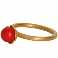 Fingerring med rød koral